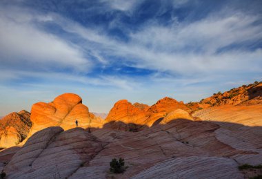 Utah dağlarında yürüyüş. Alışılmadık doğal manzaralarda yürüyüş. Fantastik kumtaşı oluşumları.