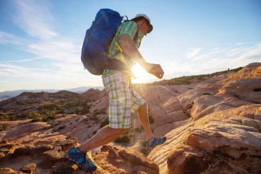 Utah dağlarında yürüyüş. Alışılmadık doğal manzaralarda yürüyüş. Fantastik kumtaşı oluşumları.