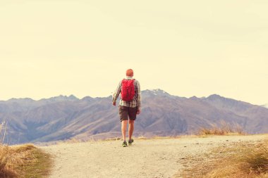 Yaz dağlarında yürüyüş yapan bir adam. Güzel doğal manzaralar..
