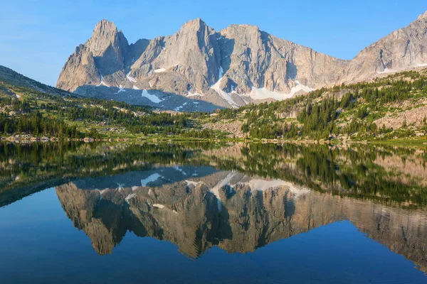 Klidné Jezero Horách Letní Sezóně Krásné Přírodní Krajiny — Stock fotografie