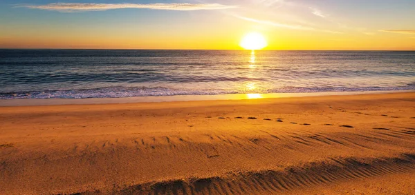 Matahari Terbenam Dengan Warna Warni Pantai Laut Baik Untuk Wallpaper — Stok Foto