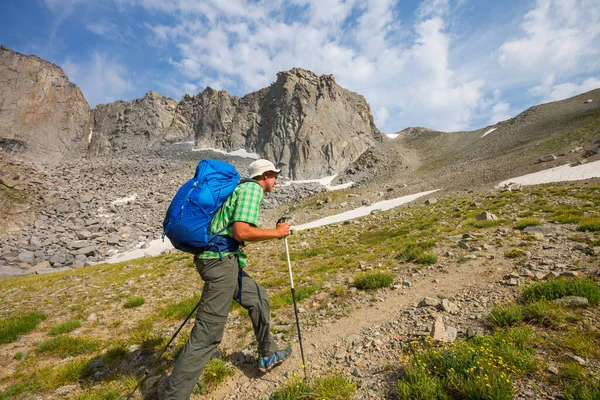 Backpacker Wandeling Hoge Bergen — Stockfoto