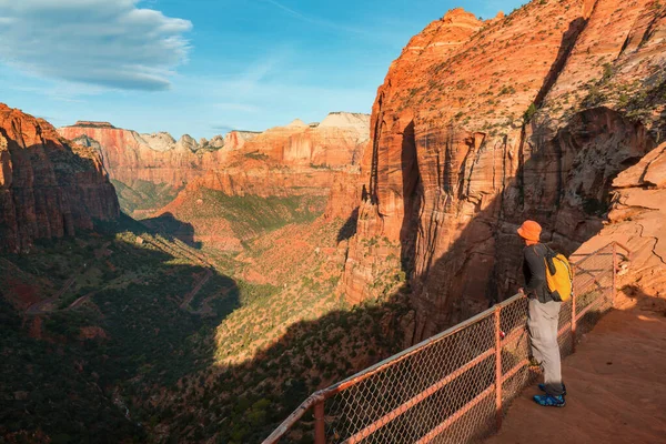 Wanderung Zion Nationalpark Mann Auf Dem Weg Zion Nationalpark Utah — Stockfoto