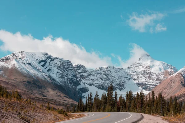 Γραφική Θέα Στο Βουνό Στο Canadian Rockies Κατά Θερινή Περίοδο — Φωτογραφία Αρχείου