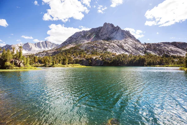 Lago Serenidad Las Montañas Temporada Verano Hermosos Paisajes Naturales — Foto de Stock