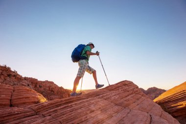 Utah dağlarında yürüyüş. Alışılmadık doğal manzaralarda yürüyüş. Fantastik kumtaşı oluşumları.