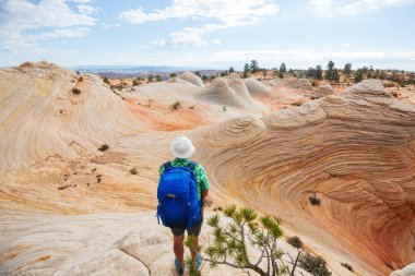 Utah dağlarında yürüyüş. Alışılmadık doğal manzaralarda yürüyüş. Fantastik kumtaşı oluşumları.