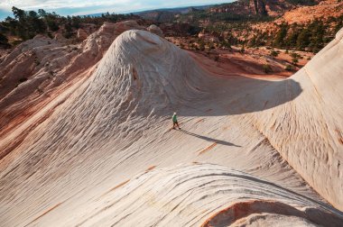 Utah dağlarında yürüyüş. Alışılmadık doğal manzaralarda yürüyüş. Fantastik kumtaşı oluşumları.