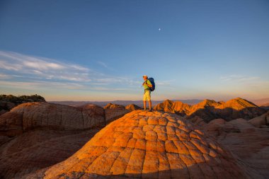 Utah dağlarında yürüyüş. Alışılmadık doğal manzaralarda yürüyüş. Fantastik kumtaşı oluşumları.