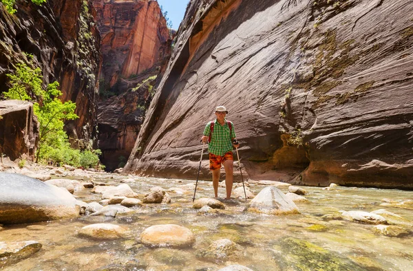 Uomo Escursione Nel Canyon Slot Nelle Montagne Estive Utah Stati — Foto Stock
