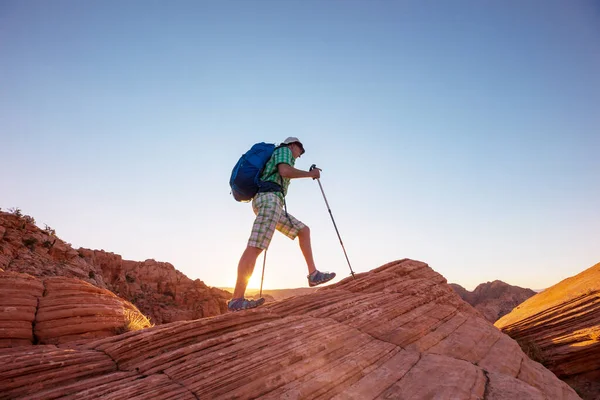 Utah dağlarında yürüyüş. Alışılmadık doğal manzaralarda yürüyüş. Fantastik kumtaşı oluşumları.