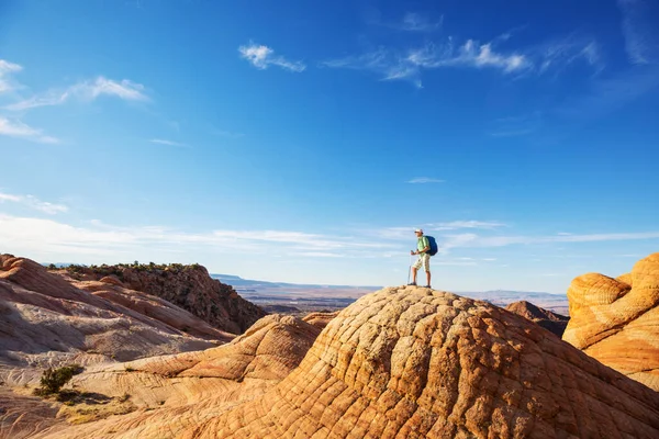 Utah dağlarında yürüyüş. Alışılmadık doğal manzaralarda yürüyüş. Fantastik kumtaşı oluşumları.