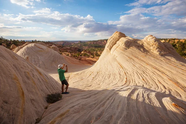 Utah dağlarında yürüyüş. Alışılmadık doğal manzaralarda yürüyüş. Fantastik kumtaşı oluşumları.