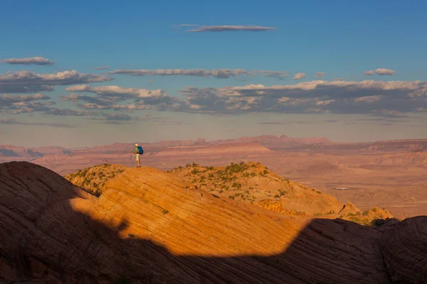 Vandra Utah Bergen Vandring Ovanliga Naturlandskap Fantastiska Former Sandsten Formationer — Stockfoto