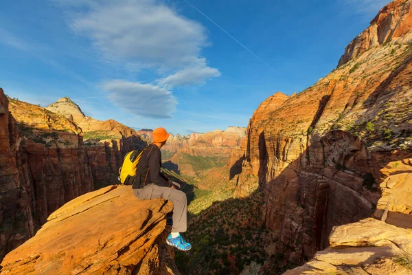 Caminhada Parque Nacional Zion Homem Anda Trilho Parque Nacional Zion — Fotografia de Stock