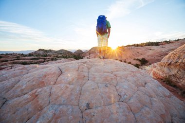 Utah dağlarında yürüyüş. Alışılmadık doğal manzaralarda yürüyüş. Fantastik kumtaşı oluşumları.