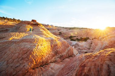 Utah dağlarında yürüyüş. Alışılmadık doğal manzaralarda yürüyüş. Fantastik kumtaşı oluşumları.