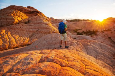 Utah dağlarında yürüyüş. Alışılmadık doğal manzaralarda yürüyüş. Fantastik kumtaşı oluşumları.
