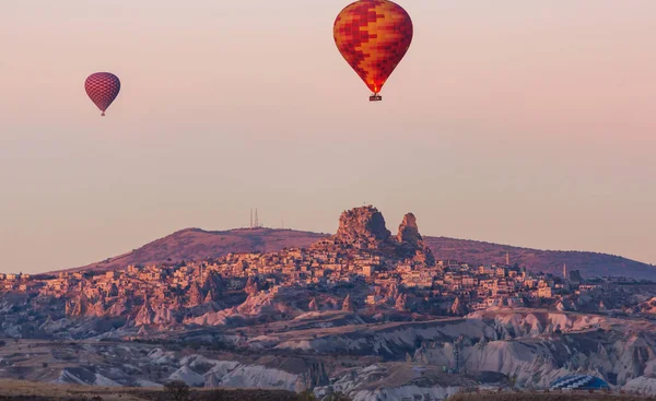 Színes Hőlégballonok Goreme Nemzeti Parkban Kappadociában Törökországban Híres Turisztikai Attrakció — Stock Fotó