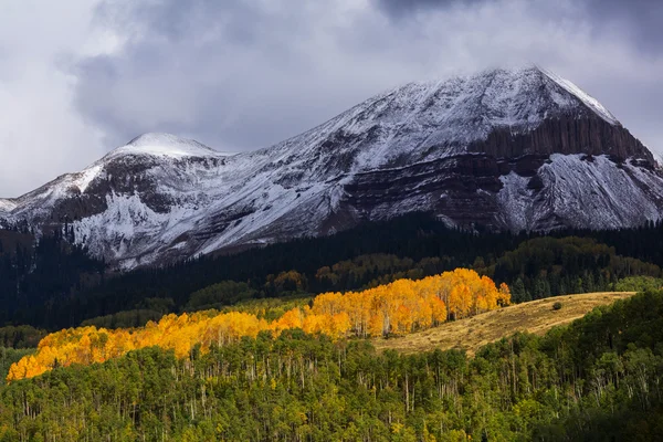 Sonbahar dağlar — Stok fotoğraf