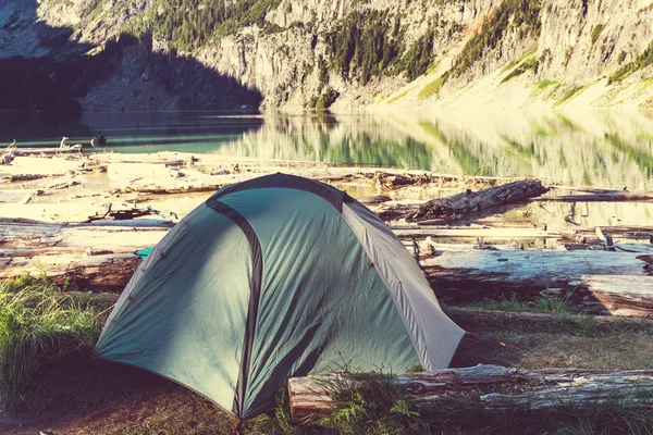 Tenda em montanhas — Fotografia de Stock