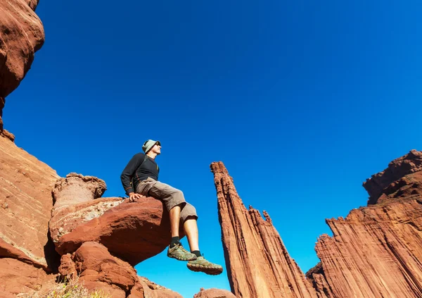 Mann auf Klippe — Stockfoto