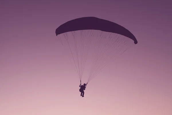 Paraglider in lucht — Stockfoto