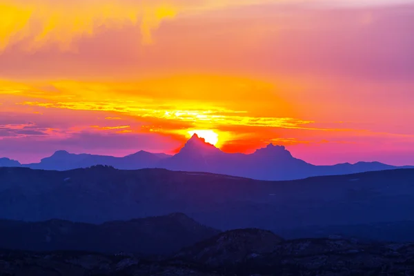 Puesta de sol en montañas —  Fotos de Stock