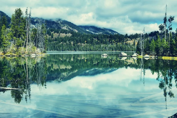 Lago montanhas — Fotografia de Stock