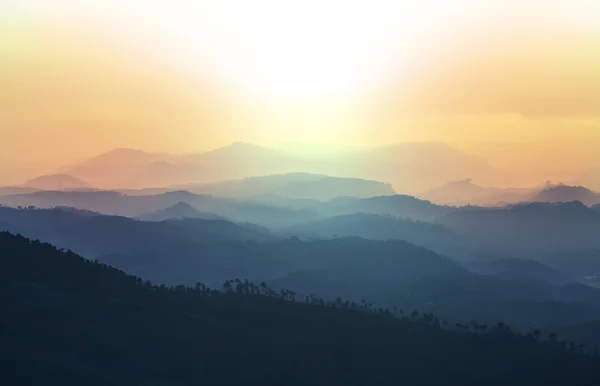 Dağlar siluet — Stok fotoğraf