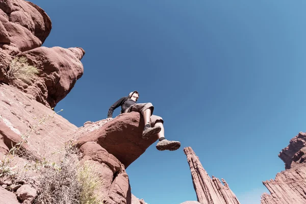 Man on  cliff — Stock Photo, Image