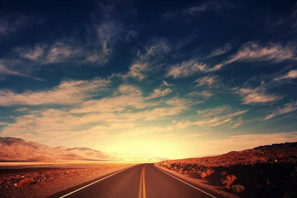 Vägen i prairie — Stockfoto