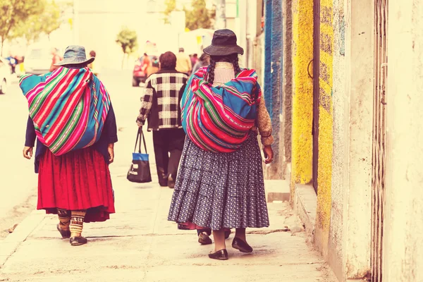 Povo boliviano na cidade — Fotografia de Stock
