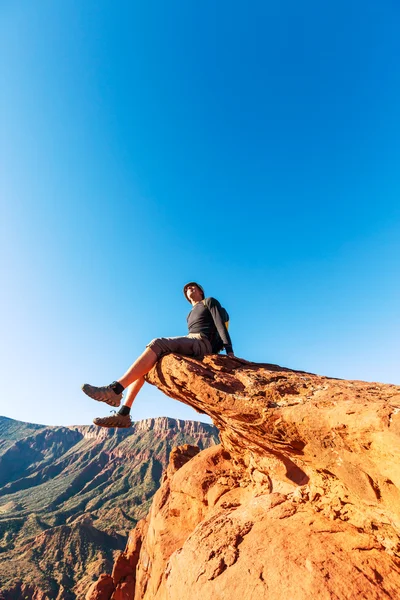 Adam uçurumun üzerinde