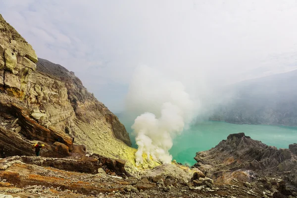 火山 Ijen クレーター湖 — ストック写真