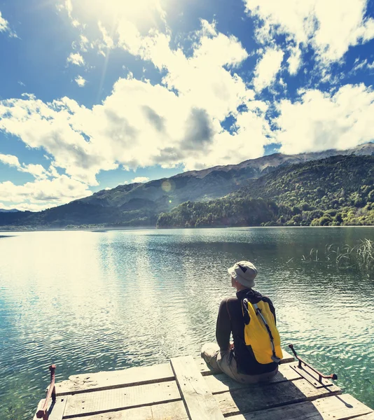 Homem sentado no lago — Fotografia de Stock