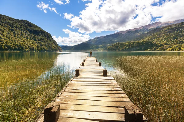 Man wandelaar in lake — Stockfoto