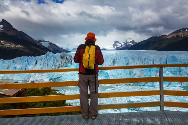 Турист на леднике в Аргентине — стоковое фото