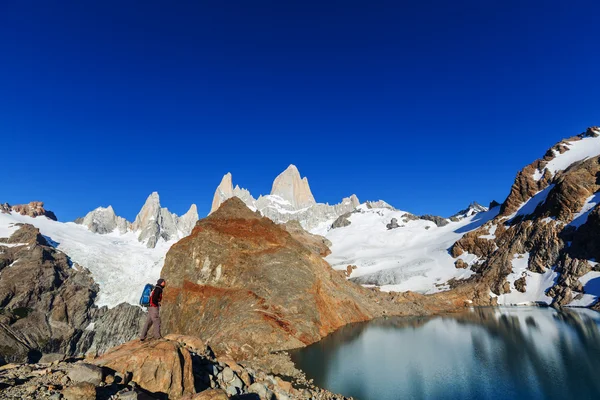 Patagonya'adam uzun yürüyüşe çıkan kimse — Stok fotoğraf