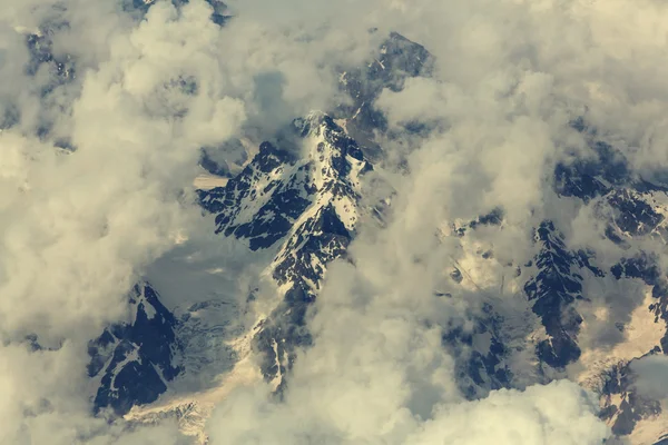 Montañas del Cáucaso en las nubes — Foto de Stock