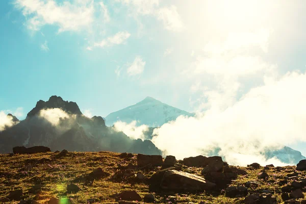 Magnifiques montagnes du Caucase — Photo