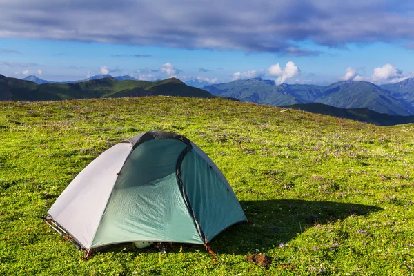 Tenda no prado nas montanhas — Fotografia de Stock