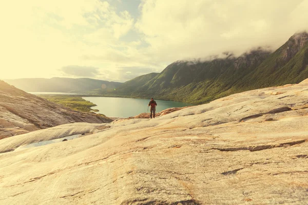 Norveç'te hiking adam — Stok fotoğraf