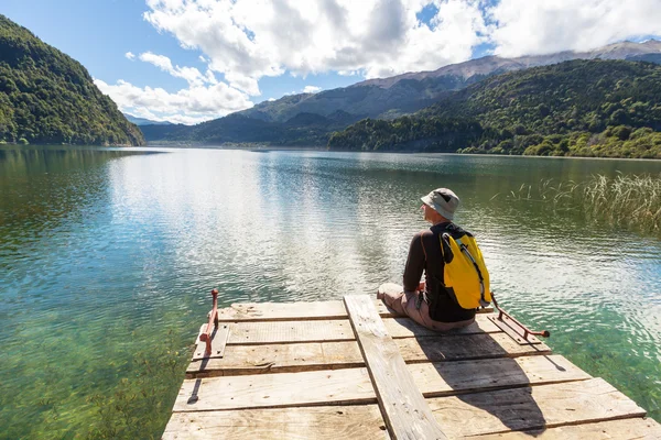 Homem no lago da montanha — Fotografia de Stock