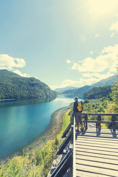 Man on  mountain lake — Stock Photo, Image