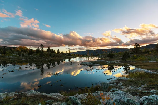 Panorama över solnedgången i bergen — Stockfoto