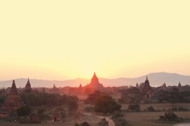 gün batımında Bagan Myanmar