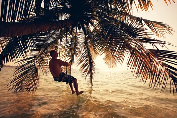 Человек на тропическом пляже — стоковое фото
