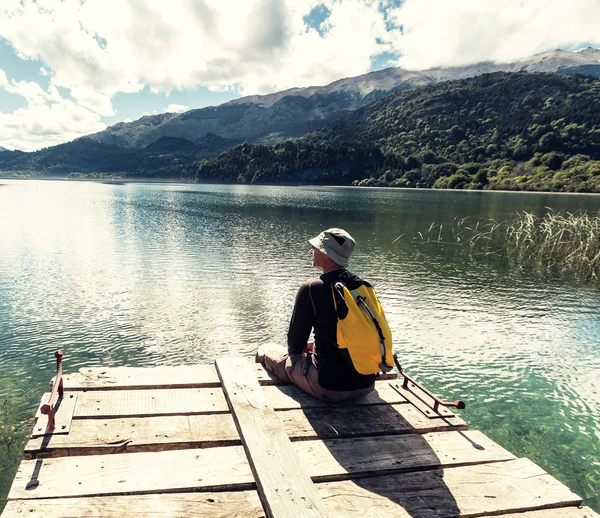 Homem no lago da montanha — Fotografia de Stock