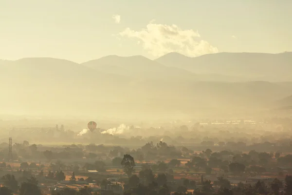 Teotihuacan felett ballon — Stock Fotó